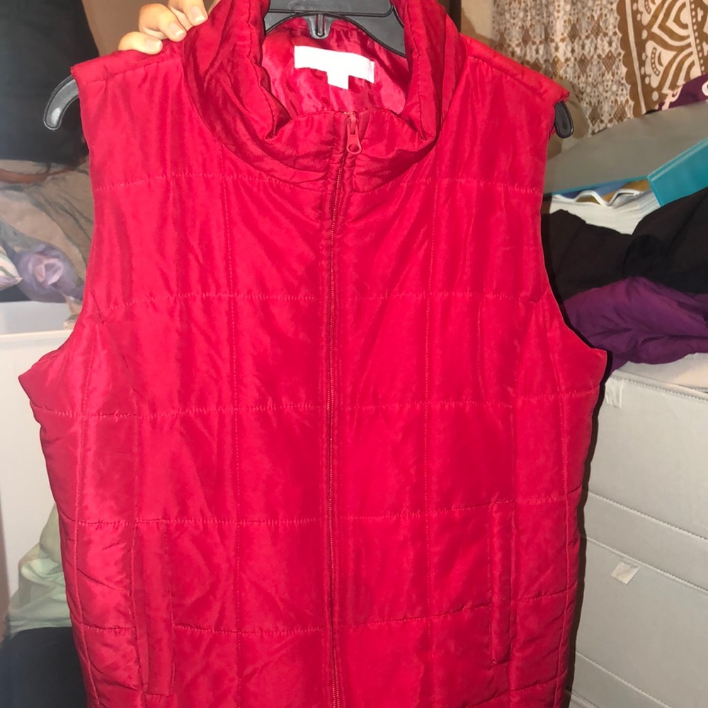 SLEEVELESS RED VEST